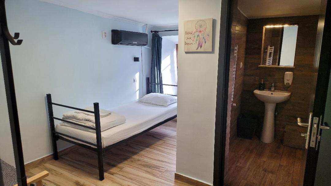 Byzanthin Hostel Bukares Bagian luar foto
